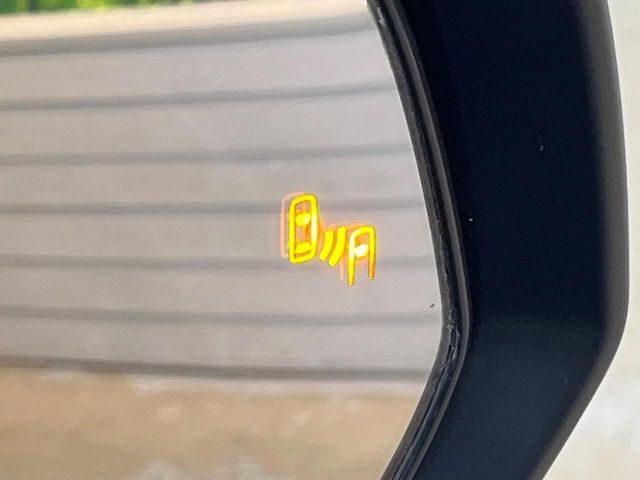 【ブラインドスポットモニター】走行中、ドアミラーの死角になりやすい箇所に後続車が接近するとサイドミラーのレンズに警告を表示！ドライバーに注意喚起をしてくれます。