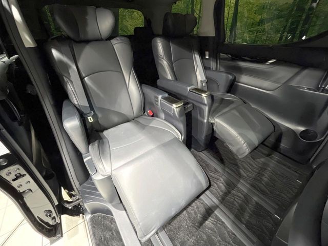 後部座席も気になるようなキズ・汚れやへたり等、大きなダメージはなく、良好な状態です。