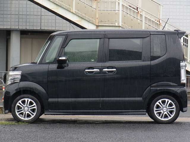 車検を受けてのお渡しです。車検代、重量税、自賠責保険料等含めたものがお支払総額です（他府県登録費、陸送費等は除く）。　車両本体価格に車検費用を含んでいないため掲載規約上「検無」という表記になります。