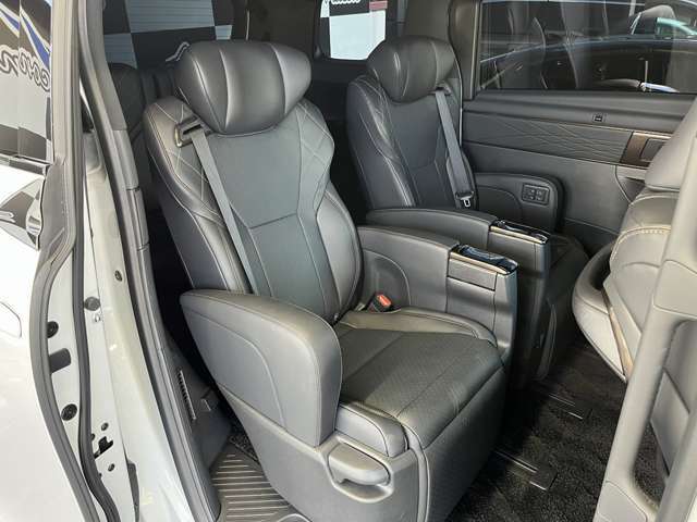 ご納車前に法定点検を提携整備工場にて行い、より良質なお車をご準備させて頂きます。