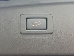 【パワーバックドア】スマートキーや運転席のボタンを押すだけでリアゲートが自動で開閉します！荷物を持っている時や、高い位置にあるバックドアを閉める際に便利な機能です♪