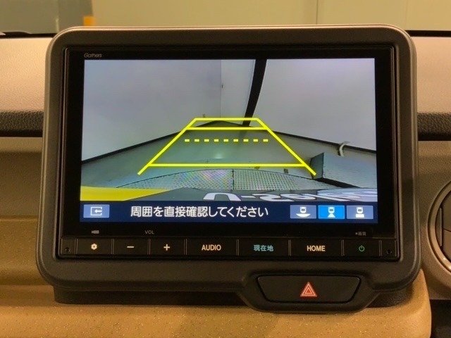 リバースギアに入れるだけで後方の表示へ切り替わります。夜間や雨の日の駐車も楽になりますよ。