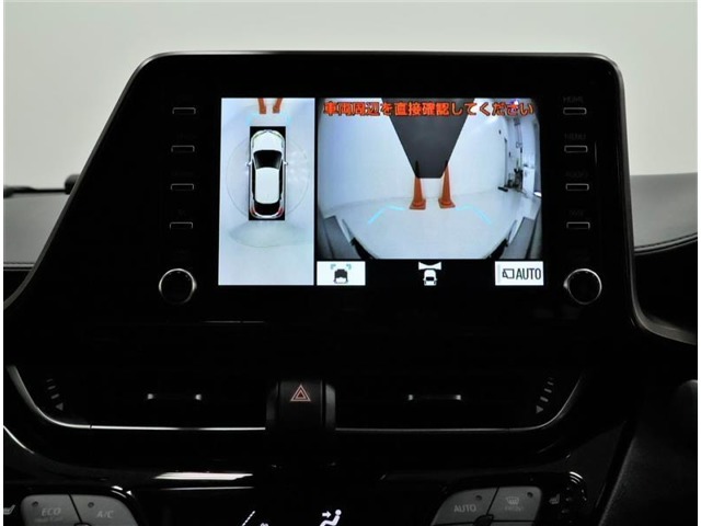 パノラミックビューモニター装備！車両に取り付けたフロント、サイド、バックカメラの映像を合成して画面上に表示させることで、低速時の運転を補助する装置です。車両本体の取扱書もお読みください。