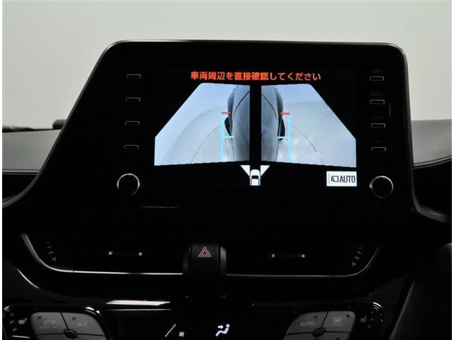 パノラミックビューモニター装備！車両に取り付けたフロント、サイド、バックカメラの映像を合成して画面上に表示させることで、低速時の運転を補助する装置です。車両本体の取扱書もお読みください。