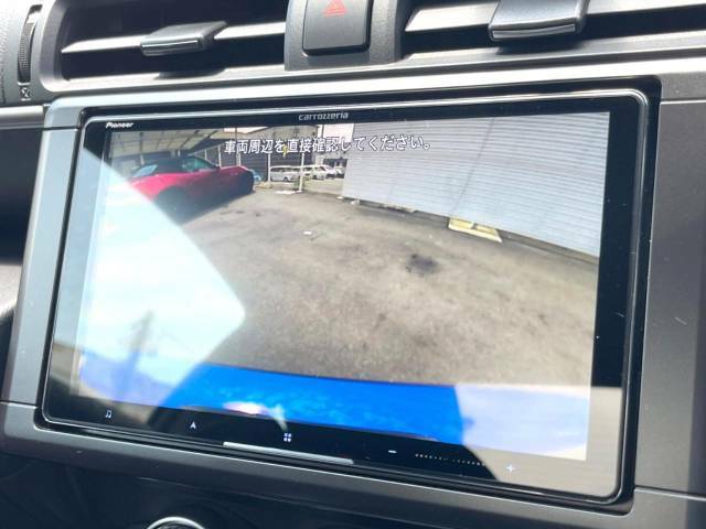 【バックカメラ】駐車時に後方がリアルタイム映像で確認できます。大型商業施設や立体駐車場での駐車時や、夜間のバック時に大活躍！運転スキルに関わらず、今や必須となった装備のひとつです！