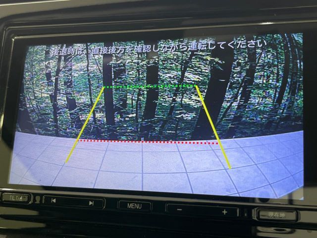 【バックカメラ】駐車時に後方がリアルタイム映像で確認できます。大型商業施設や立体駐車場での駐車時や、夜間のバック時に大活躍！運転スキルに関わらず、今や必須となった装備のひとつです！