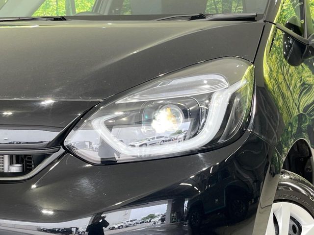 【LEDヘッドライト】悪天候や夜間走行時も良好な視界を確保し安心して運転できる高輝度LEDヘッドライトを装備！点灯速度が早く、消費電力も抑えられています。