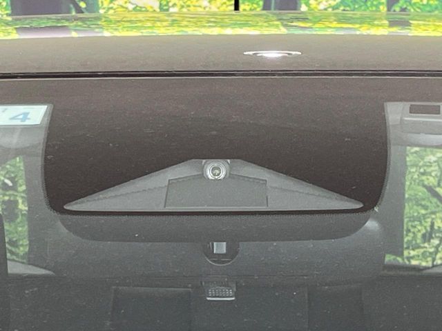 【ホンダセンシング】走行中に前方の車両等を認識し、衝突しそうな時は警報とブレーキで衝突回避と被害軽減をアシスト。より安全にドライブをお楽しみいただけます。