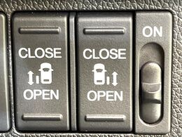 【両側パワースライドドア】スマートキーや運転席のスイッチで後席両側スライドドアの開閉が可能♪電動だから力を入れてドアを開ける必要が無く、小さなお子様でも簡単に開け閉めでき快適です♪