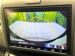 【バックカメラ】駐車時に後方がリアルタイム映像で確認できます。大型商業施設や立体駐車場での駐車時や、夜間のバック時に大活躍！運転スキルに関わらず、今や必須となった装備のひとつです！