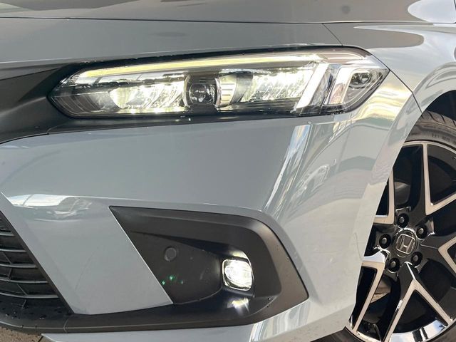 【LEDヘッドライト】悪天候や夜間走行時も良好な視界を確保し安心して運転できる高輝度LEDヘッドライトを装備！点灯速度が早く、消費電力も抑えられています。