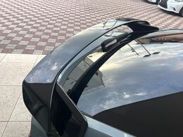 【テールゲートスポイラー】スポーツカーらしさがグッと引き立つ大型リヤスポイラーを装着♪高速走行時のスタビリティ（走行安定性）向上に役立ちます。