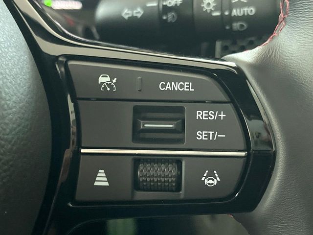 【アダプティブクルーズコントロール】高速道路での長距離走行が楽に！！自動で速度を保つクルーズコントロールが、衝突軽減システムと連携し、前方の車両を感知して車間を保つように速度調節してくれます！！