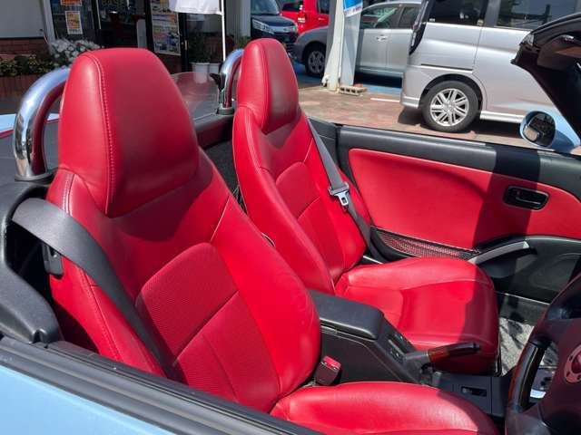 運転席の画像です。赤レザー・シートヒーター