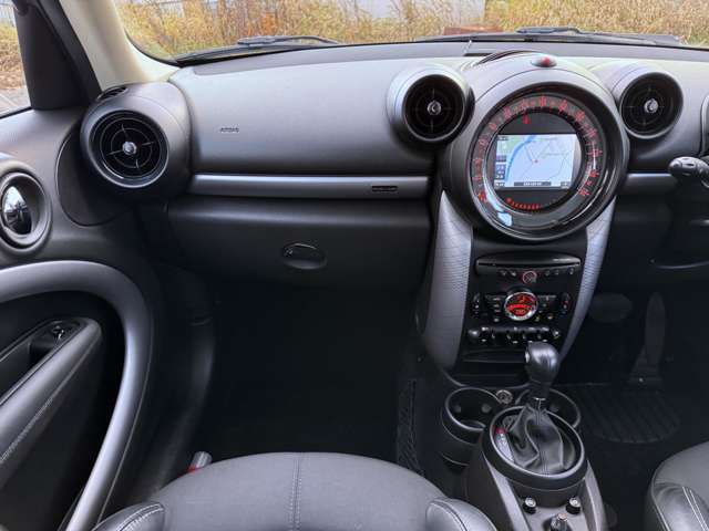 ミニクーパーD　オール4　パークレーン入庫しました！専用ボディカラー、ナビゲーションパッケージ、フルセグTV、バックカメラ、クルコン、シートヒーター、夏冬タイヤ付き！！お気軽にお問い合わせください。