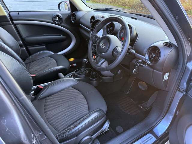 ミニクーパーD　オール4　パークレーン入庫しました！専用ボディカラー、ナビゲーションパッケージ、フルセグTV、バックカメラ、クルコン、シートヒーター、夏冬タイヤ付き！！お気軽にお問い合わせください。