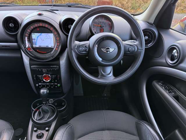 ミニクーパーD　オール4　パークレーン入庫しました！専用ボディカラー、ナビゲーションパッケージ、フルセグTV、バックカメラ、クルコン、シートヒーター、夏冬タイヤ付き！！お気軽にお問い合わせください。