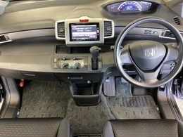 車内は光触媒抗菌消臭施工済です。インパネ周りはスタイリッシュなデザインで機能や装備も充実しています。グローブボックスやカップホルダーのほかにトレーなどたくさんの収納スペースが付いています。