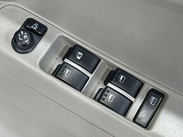 【電動格納ミラー】サイドミラーは電動格納式となっており、狭い駐車場でもキズがつくリスクを抑えられます。