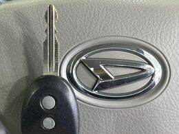 【キーレス】少し離れた場所からでもボタン一つでドアの開錠・施錠ができるのでとっても便利！ドアの鍵穴周りに傷をつけることもありません♪