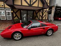 しかし、 やはり美しい車です.....ほぼ全身当時のままのオリジナルペイントだからでしょう！グラスリッド社のペイントはどこかうっとりするようなエロティックな輝きに満ちてます。