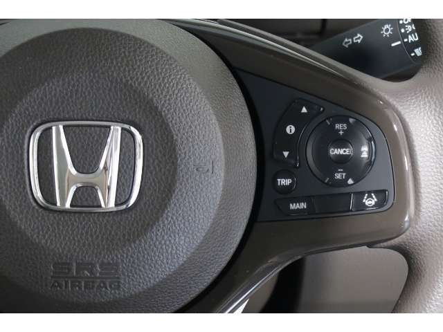 Hondaセンシングの機能のひとつ、アダプティブクルーズコントロール付！アクセルから足を離しても設定したスピードと前車との車間を保ち走行してくれます！車線維持もアシスト☆高速道路で疲労軽減ですね☆