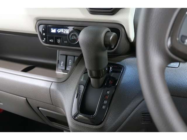 インパネシフトだから視線の移動も少なく足元もスッキリ♪運転席もゆったりしているのでゆとりを持ってドライブできますね！