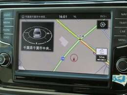 今では必需品のアイテム！VW純正メモリーナビ！知らない道もナビがあれば安心！フルセグも付いてます！お客様のカーライフを快適にサポートしてくますね♪