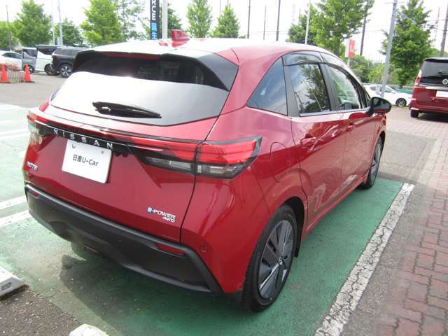 【障害物センサー】細い道を通ったときや駐車するとき等、障害物に当たりそうになると警告音が鳴ったり、自動でブレーキをかけてくれます。安心ですね！