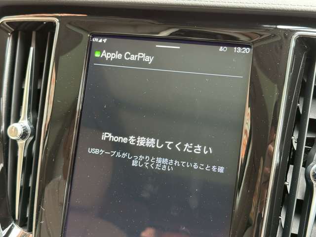 屋内展示場ですので天候が悪いときでもゆっくりとご覧頂けます。常時30台程度の良質な中古車を取り揃えております。