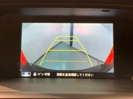 リバースギアに入れるだけで後方の表示へ切り替わります。夜間や雨の日の駐車も楽になりますよ。