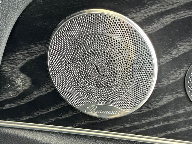 ●Burmesterサラウンドシステム：ハイエンドオーディオ専門メーカーが手掛ける車専用のプレミアムスピーカーを装備。多数のスピーカーから、音の粒立ちまで分かる高品質な音楽をお楽しみいただけます。