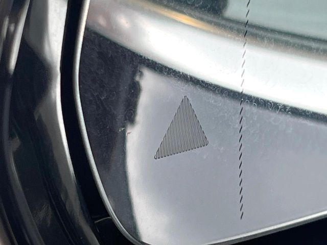 ●ブラインドアシストセンサー：視角からの車を感知し、ドライバーが車線変更を行う際に、警告音と共に注意を促してくれる安全支援機能です！