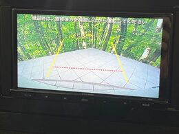 【バックカメラ】駐車時に後方がリアルタイム映像で確認できます。大型商業施設や立体駐車場での駐車時や、夜間のバック時に大活躍！運転スキルに関わらず、今や必須となった装備のひとつです！