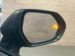 【ブラインドスポットモニター】搭載しております。隣の車線を走る車両をレーダーで検知し、死角エリアの車両の存在をお知らせします。