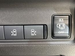 【ハンズフリー機能付き両側パワースライドドア】スライドドアの下に足先を入れてすぐ引くと、自動的にスライドドアが開閉します！荷物で両手がふさがった状態でも、ドアの開閉ができてとっても便利！