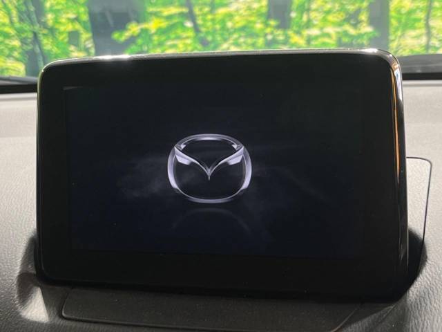 【マツダコネクトナビ】車内の雰囲気にマッチした一体型タイプのナビ。各種車輌設定やBluetooth再生等、様々な機能が楽しめます。直感的なダイヤル操作が可能で、使い勝手も良好です。