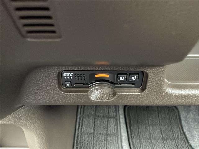 【ETC】有料道路を利用する際に料金所で停止することなく通過できる、ETC車載器（ノンストップ自動料金収受システム機器）が装備されています。セットアップを行うことで利用可能になります。
