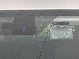 【三菱e-Assist】走行中に前方の車両等を認識し、衝突しそうな時は警報とブレーキで衝突回避と被害軽減をアシスト。より安全にドライブをお楽しみいただけます。