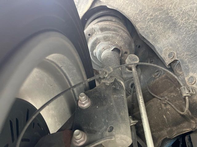 お車を安心してお乗りいただく為には、足回りの定期点検が欠かせません。サービスサポート（有償保証）では無料点検もご提供しており、安心のカーライフをお過ごしいただけるサポート体制が整っています。