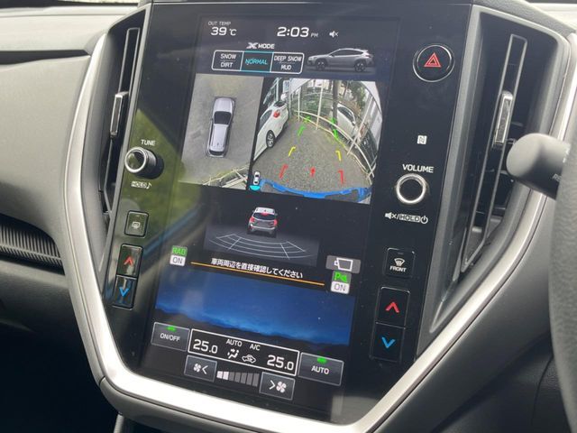 【マルチテレインモニター】車のフロントやサイドのカメラ画像を同時にモニター表示することで、悪路や狭い道を走行時でも周囲の状況確認ができ安心！本格SUVにうれしい装備です♪