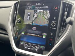 【マルチテレインモニター】車のフロントやサイドのカメラ画像を同時にモニター表示することで、悪路や狭い道を走行時でも周囲の状況確認ができ安心！本格SUVにうれしい装備です♪