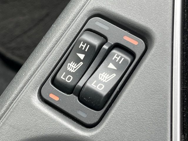 【シートヒーター】寒い日に重宝するシートヒーター！エアコンより早く温まってくれるので寒がりの人も安心ですね♪エアコンの温風は乾燥するから苦手、という方にもをおすすめです。