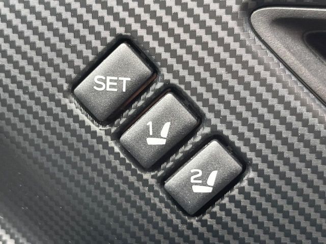 【メモリー機能付きパワーシート】ドライバーごとに設定したシート位置を記憶して、ボタン一つで切り替えできる便利な機能！運転する方が複数名いらっしゃるご家庭におすすめです♪