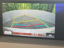 【バックカメラ】駐車時に後方がリアルタイム映像で確認できます。大型商業施設や立体駐車場での駐車時や、夜間のバック時に大活躍！運転スキルに関わらず、今や必須となった装備のひとつです！