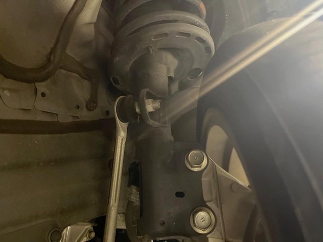 お車を安心してお乗りいただく為には、足回りの定期点検が欠かせません。サービスサポート（有償保証）では無料点検もご提供しており、安心のカーライフをお過ごしいただけるサポート体制が整っています。