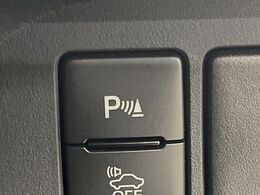 【クリアランスソナー】バンパーに付いたセンサーが障害物を検知！一定の距離に近づくとアラートで教えてくれます♪狭い駐車スペースや車庫入れ時も安心ですね☆