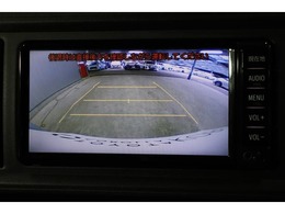後方の死角を軽減し、狭い場所での切替しや駐車もしやすくなるバックモニターを装備しています。