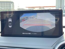 【バックカメラ】駐車時に後方がリアルタイム映像で確認できます。大型商業施設や立体駐車場での駐車時や、夜間のバック時に大活躍！運転スキルに関わらず、今や必須となった装備のひとつです！