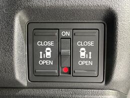【両側パワースライドドア】スマートキーや運転席のスイッチで後席両側スライドドアの開閉が可能♪電動だから力を入れてドアを開ける必要が無く、小さなお子様でも簡単に開け閉めでき快適です♪